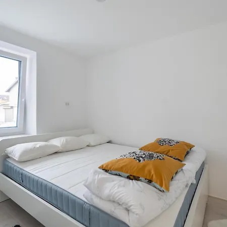 Black & White Rozna Dolina Apartma Ljubljana